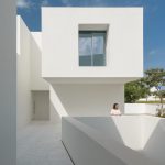 CORPO ATELIER - BETWEEN TWO WHITE WALLS