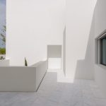 CORPO ATELIER - BETWEEN TWO WHITE WALLS