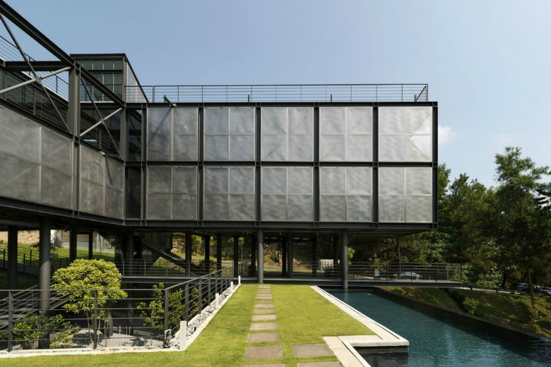 Cantilever House